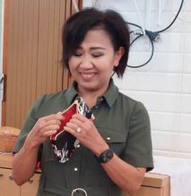 A person holding a purse

Description automatically generated