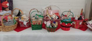 A group of baskets on a table

Description automatically generated